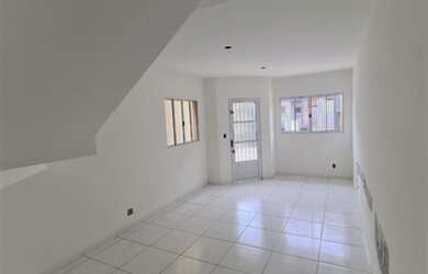 Imagem: A casa possui 2 Dormitórios, 2 Banheiros, 2 Vagas na garagem