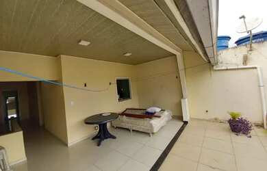 Imagem: A casa possui 4 Dormitórios, 3 Banheiros, 2 Vagas na garagem