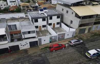 Imagem: A casa possui 3 Dormitórios, 3 Banheiros, 2 Vagas na garagem