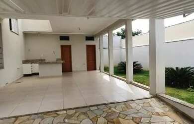 Imagem: A casa possui 3 Dormitórios, 5 Banheiros, 4 Vagas na garagem