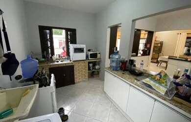 Imagem: A casa possui 3 Dormitórios, 1 Banheiro, 1 Vaga na garagem