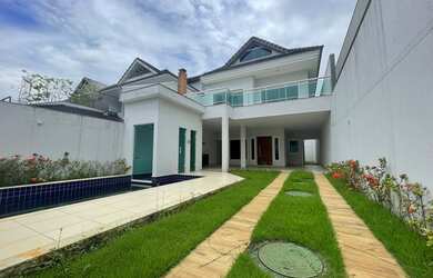 Imagem: A casa em condomínio possui 4 Dormitórios, 5 Banheiros, 3