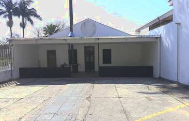 Imagem: A casa possui 1 Dormitório, 3 Banheiros, 5 Vagas na garagem