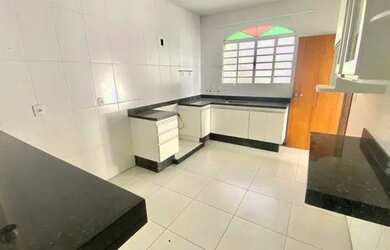 Imagem: A casa possui 4 Dormitórios, 3 Banheiros, 3 Vagas na garagem