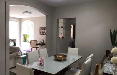 Imagem: A casa possui 3 Dormitórios, 1 Banheiro, 2 Vagas na garagem