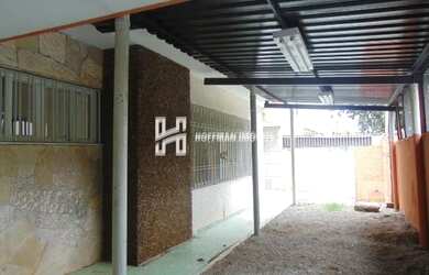 Imagem: A casa possui 4 Dormitórios, 2 Banheiros, 5 Vagas na garagem