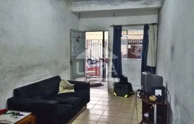 Imagem: A casa possui 4 Dormitórios, 2 Banheiros, 1 Vaga na garagem