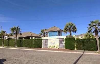 Imagem: A casa em condomínio possui 4 Dormitórios, 5 Banheiros, 2