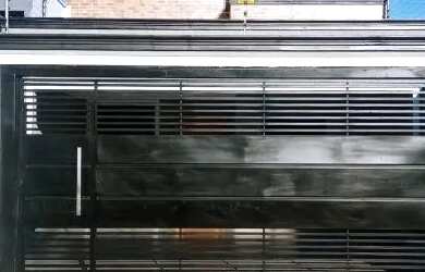 Imagem: A casa possui 3 Dormitórios, 4 Banheiros, 3 Vagas na garagem