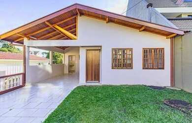 Imagem: A casa possui 3 Dormitórios, 4 Banheiros, 2 Vagas na garagem