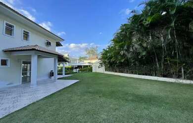 Imagem: A casa em condomínio possui 4 Dormitórios, 1 Banheiro, 3 Vagas