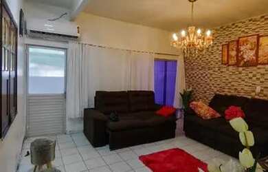 Imagem: A casa possui 3 Dormitórios, 2 Banheiros, 2 Vagas na garagem