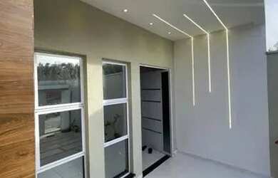 Imagem: A casa possui 3 Dormitórios, 2 Banheiros, 2 Vagas na garagem