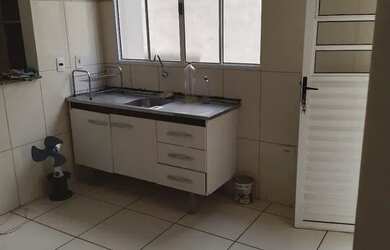 Imagem: A casa possui 2 Dormitórios, 1 Banheiro, 2 Vagas na garagem