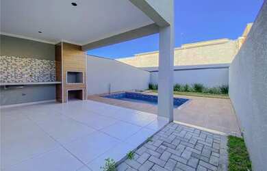 Imagem: A casa possui 3 Dormitórios, 2 Banheiros, 2 Vagas na garagem