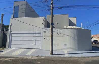 Imagem: A casa possui 3 Dormitórios, 2 Banheiros, 2 Vagas na garagem