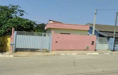 Imagem: A casa possui 2 Dormitórios, 1 Banheiro, 1 Vaga na garagem