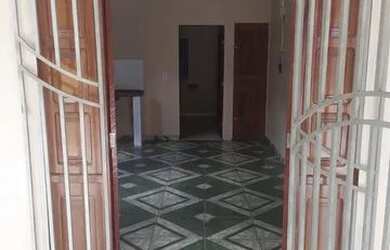 Imagem: A casa possui 2 Dormitórios, 1 Banheiro, 2 Vagas na garagem