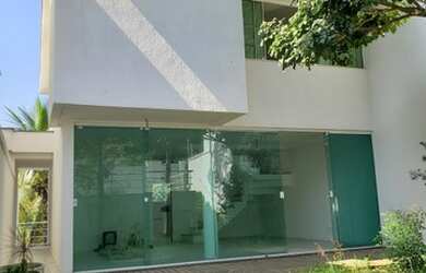 Imagem: A casa possui 3 Dormitórios, 4 Banheiros, 2 Vagas na garagem