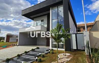 Imagem: A casa possui 4 Dormitórios, 5 Banheiros, 4 Vagas na garagem