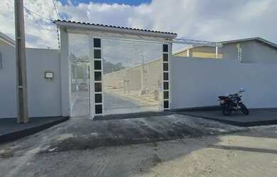 Imagem: A casa possui 2 Dormitórios, 2 Banheiros, 2 Vagas na garagem