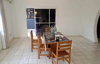 Imagem: A casa possui 2 Dormitórios, 2 Banheiros, 2 Vagas na garagem