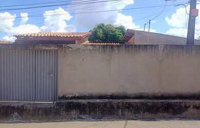 Imagem: A casa possui 3 Dormitórios, 1 Banheiro, 1 Vaga na garagem