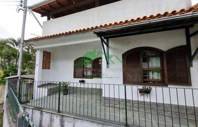 Imagem: A casa possui 3 Dormitórios, 2 Banheiros, 1 Vaga na garagem