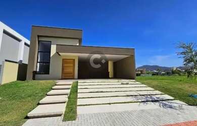 Imagem: A casa em condomínio possui 3 Dormitórios, 3 Banheiros, 4