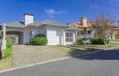 Imagem: A casa possui 4 Dormitórios, 5 Banheiros, 5 Vagas na garagem