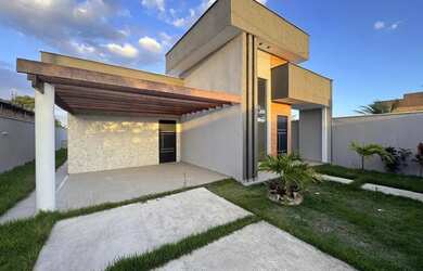 Imagem: A casa possui 3 Dormitórios, 2 Banheiros, 2 Vagas na garagem