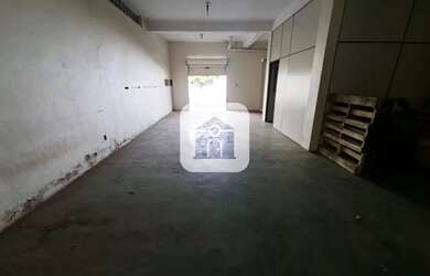 Imagem: O depósito para alugar possui 3 Vagas na garagem e 100m² de