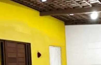 Imagem: A casa em condomínio possui 3 Dormitórios, 1 Banheiro, 2 Vagas