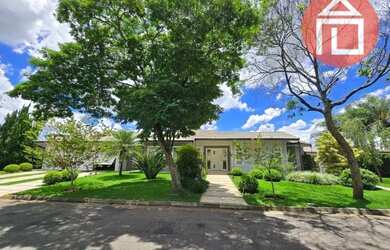 Imagem: A casa em condomínio possui 4 Dormitórios, 5 Banheiros, 5