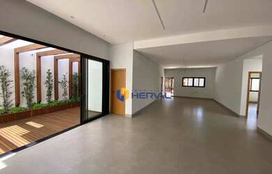 Imagem: A casa possui 3 Dormitórios, 3 Banheiros, 2 Vagas na garagem