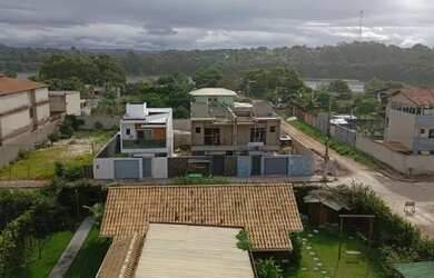 Imagem: A casa possui 3 Dormitórios, 3 Banheiros, 2 Vagas na garagem