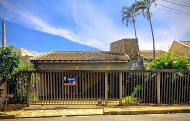 Imagem: A casa possui 4 Dormitórios, 5 Banheiros, 3 Vagas na garagem