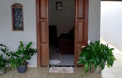 Imagem: A casa possui 3 Dormitórios, 2 Banheiros, 2 Vagas na garagem