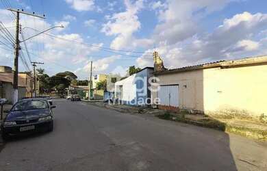 Imagem: A casa possui 3 Dormitórios, 1 Banheiro, 2 Vagas na garagem