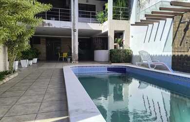 Imagem: A casa possui 4 Dormitórios, 5 Banheiros, 4 Vagas na garagem