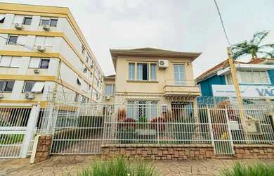 Imagem: A casa possui 4 Dormitórios, 3 Banheiros, 3 Vagas na garagem