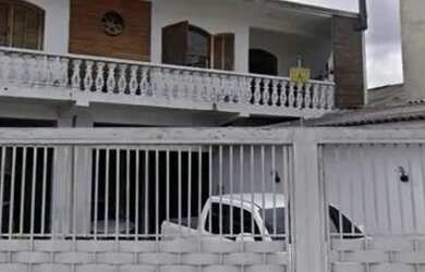 Imagem: A casa possui 3 Dormitórios, 2 Banheiros, 5 Vagas na garagem