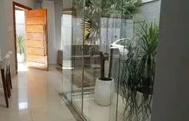 Imagem: A casa possui 3 Dormitórios, 3 Banheiros, 2 Vagas na garagem