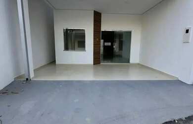 Imagem: A casa possui 3 Dormitórios, 1 Banheiro, 2 Vagas na garagem