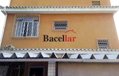 Imagem: A casa possui 3 Dormitórios, 2 Banheiros, 3 Vagas na garagem