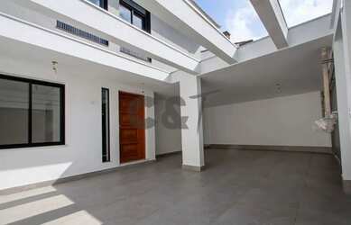 Imagem: A casa possui 3 Dormitórios, 5 Banheiros, 4 Vagas na garagem