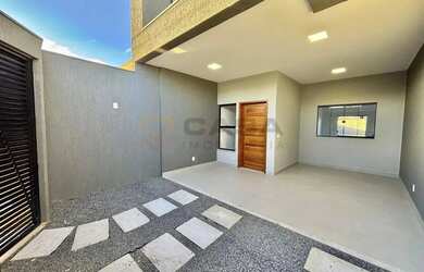 Imagem: A casa possui 3 Dormitórios, 2 Banheiros, 2 Vagas na garagem