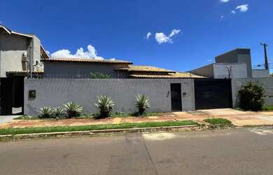 Imagem: A casa possui 3 Dormitórios, 2 Banheiros, 3 Vagas na garagem