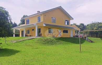 Imagem: A casa possui 3 Dormitórios, 3 Banheiros, 5 Vagas na garagem