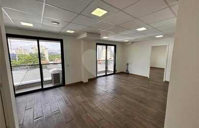 Imagem: O depósito possui 3 Vagas na garagem, 105m² de Área e está